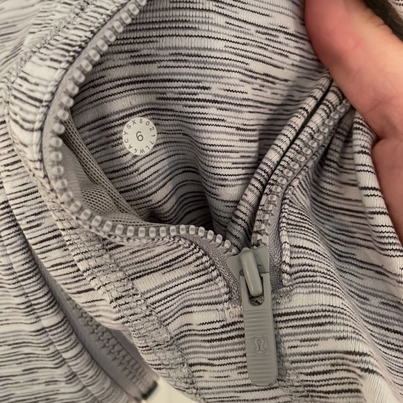 Lululemon Define jacket in light gray, size 6, great condition - Picture 5 of 5